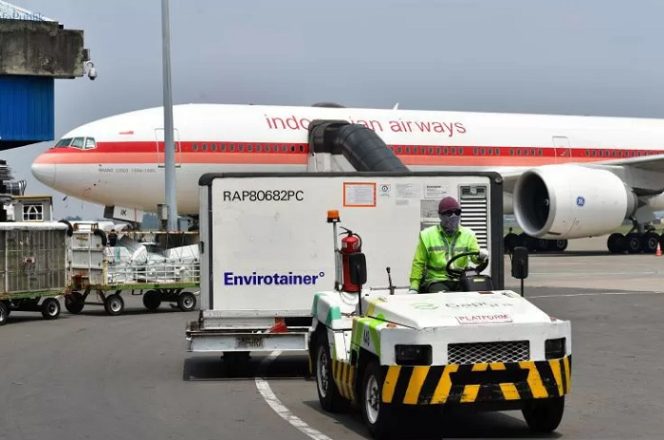 					Indonesia kembali mendatangkan dua merek vaksin dari AstraZeneca sebanyak 1.086.000 dan Sinovac sebanyak 5.000.000, sehingga total kedatangan vaksin pada hari ini mencapai 6.086.000 dosis vaksin dari dua merek tersebut di Bandara Soekarno-Hatta (Soetta), Banten, Jumat (27/8/2021). ANTARA/HO-Kominfo/InfoPublik/Amiriyandi/am.