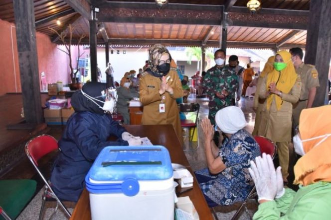 					Bupati Sukoharjo Jawa Tengah Etik Suryani saat memantau pelaksanaan vaksinasi untuk kalangan lanjut usia (lansia) di Kecamatan Grogol, Baki dan Weru, Senin (21/6/2021).