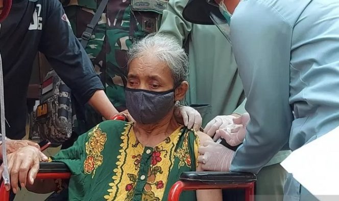 					Tenaga kesehatan Puskesmas Kelurahan Sunter Agung 3, dr Patricia, menyuntikkan Vaksin COVID-19 jenis Sinovac kepada Sukaesih (65), warga RT 11/ RW 01 Kelurahan Sunter Agung, Senin (16/8/2021). ANTARA/Abdu Faisal