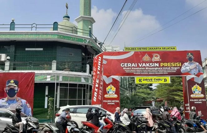 					Puluhan kendaraan roda dua dan empat mengantre di gerai vaksin presisi Polres Metro Jakarta Selatan, Jumat (30/7/2021). (ANTARA/Sihol Hasugian)