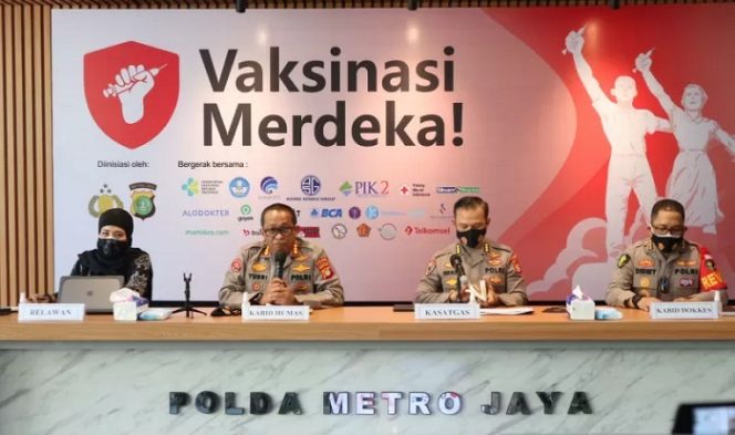 					Kabid Humas Polda Metro Jaya Kombes Pol Yusri Yunus (kedua kiri) dan Irwasda Polda Metro Jaya Kombes Pol Herukoco (kedua kanan) berikan pemaparan perkembangan program Vaksinasi Merdeka dalam jumpa pers di Mapolda Metro Jaya, Rabu (11/8). ANTARA/Fianda Sjofjan Rassat
