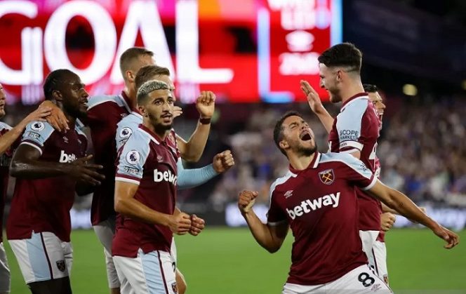 					Gelandang serang West Ham United Pablo Fornals (kanan bawah) melakukan selebrasi bersama rekan-rekannya seusai mencetak gol pembuka keunggulan ke gawang Leicester City dalam lanjutan Liga Inggris di Stadion Olimpiade, London, Inggris, Senin (23/8/2021) waktu setempat. (ANTARA/REUTERS/David Klein)