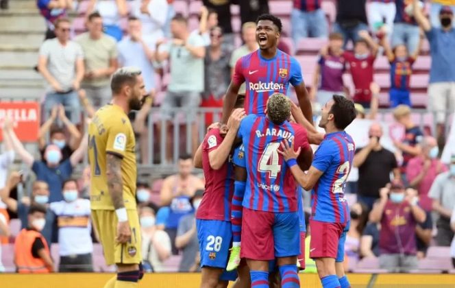 					Ansu Fati (atas) melakukan selebrasi usai cetak gol ketiga Barcelona lawan Levante dalam pertandingan pekan ketujuh Liga Spanyol di Camp Nou pada 26 September 2021. ANTARA/AFP/LLUIS GENE