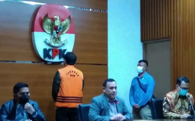 					Dari kiri-kanan. Deputi Penindakan dan Eksekusi KPK Karyoto, Ketua KPK Firli Bahuri, dan Plt Juru Bicara KPK Ali Fikri saat jumpa pers di Gedung KPK, Jakarta, Sabtu (25/9/2021) terkait pengumuman dan penahanan tersangka Wakil Ketua DPR RI Azis Syamsuddin dalam kasus dugaan suap terkait dengan penanganan perkara korupsi yang ditangani oleh KPK di Kabupaten Lampung Tengah. (Antara/Benardy Ferdiansyah)