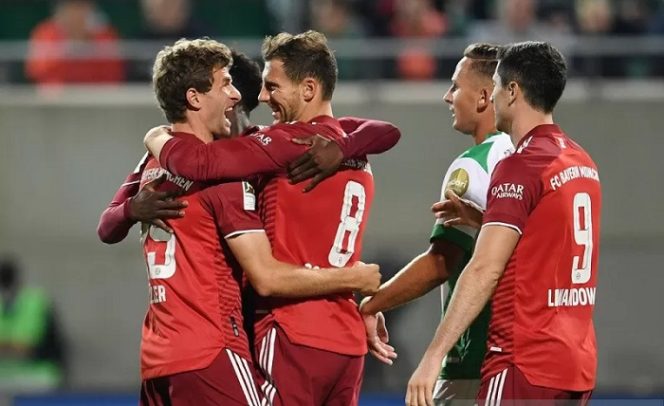 					Gelandang serang Bayern Muenchen Thomas Mueller (kiri) melakukan selebrasi bersama rekan-rekannya seusai mencetak gol ke gawang Greuther Fuerth dalam laga lanjutan Liga Jerman di Stadion Sportpark Ronhof, Fuerth, Jerman, Jumat (24/9/2021) waktu setempat. (ANTARA/REUTERS/Andreas Gebert)