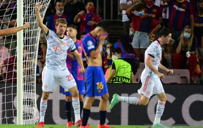 					Penyerang Bayern Muenchen Robert Lewandowski (kanan) melakukan selebrasi usai cetak gol lawan Barcelona dalam pertandingan pertama Grup E Liga Champions di Camp Nou, Barcelona pada 15 September 2021. ANTARA/AFP/Lluis Gene.