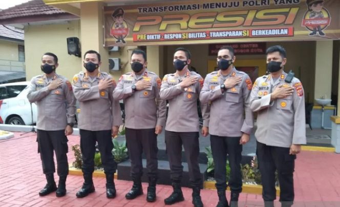 					Foto bersama Wakapolda Jabar dan Kapolres/ta se-Bogor Raya di Mapolresta Bogor Kota pada Kamis (9/9/2021). Dari kiri, Kapolres Cianjur AKBP Doni Hermawan, Kapolresta Bogor Kota Kombes Pol Susatyo Purnomo Condro, Wakapolda Jabar Brigjen Pol Eddy Sumitro, Kapolres Bogor AKBP Harun, Kapolresta Sukabumi Kota AKBP Zainal Abidin, dan Kapolres Sukabumi AKBP Dedy Darmawansyah. (ANTARA/Riza Harahap)
