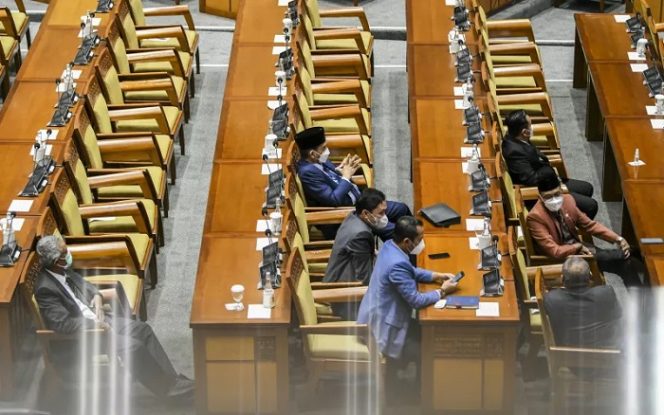 					Sejumlah anggota DPR mengikuti sidang Paripurna DPR ke-5 Masa Persidangan I Tahun Sidang 2021-2022 di Kompleks Parlemen Senayan, Jakarta, Selasa (21/9/2021). ANTARA FOTO/Galih Pradipta/aww. (ANTARA FOTO/GALIH PRADIPTA)
