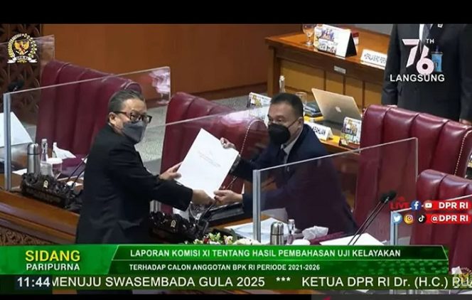 					Tangkapan layar Wakil Ketua DPR RI Sufmi Dasco (kanan) menerima hasil laporan fit and propers test calon anggota BPK RI dari Wakil Wakil Ketua Komisi XI DPR RI Dolfie saat Rapat Paripurna DPR RI di Gedung DPR RI, Jakarta, Selasa (21/9/2021). ANTARA/YouTube DPR RI/pri.