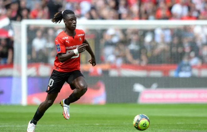 					Eduardo Camavinga saat bermain untuk Rennes dalam pertandingan Liga Prancis lawan RC Lens di Roazhon Park Stadium, Rennes, Prancis pada 8 Agustus 2021. ANTARA/AFP/JEAN-FRANCOIS MONIER