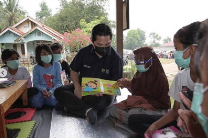 					Tangkapan layar Menteri BUMN Erick Thohir saat berinteraksi dengan anak-anak di Desa Cikuya, Kab. Tangerang, Banten. Menteri BUMN Erick Thohir mengantarkan buku, rak buku serta peralatan mewarnai dan menggambar dari CSR BRI Peduli kepada anak-anak Desa Cikuya, Kabupaten Tangerang, Banten. ANTARA/Instagram @erickthohir