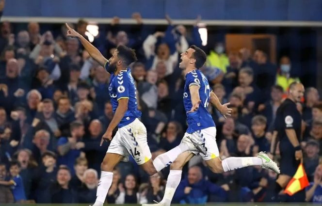 					Pemain sayap Everton Andros Townsend (kiri) merayakan golnya ke gawang Burnley dalam lanjutan Liga Inggris di Stadion Goodison Park, Liverpool, Inggris, Senin (13/9/2021). ANTARA/REUTERS/ACTION IMAGES/Phil Noble.