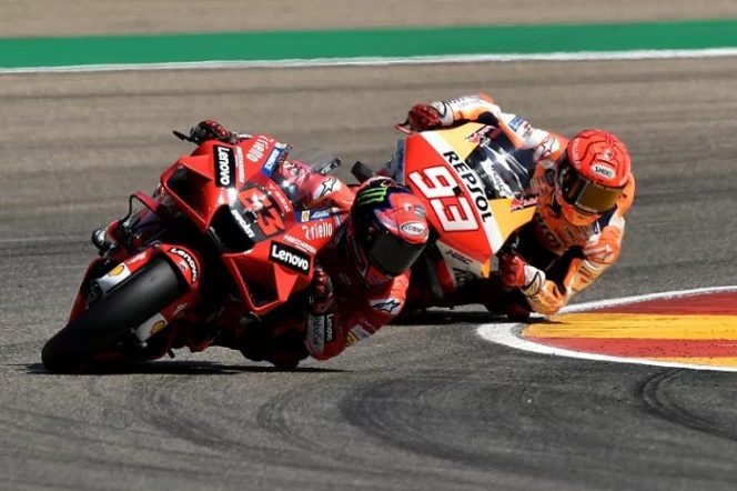 					Pebalap tim Ducati Francesco Bagnaia dan pebalap tim Repsol Honda Marc Marquez di Grand Prix Aragon, MotorLand Aragon, Spanyol. (12/9/2021) (ANTARA/REUTERS/Pabrlo Morano)