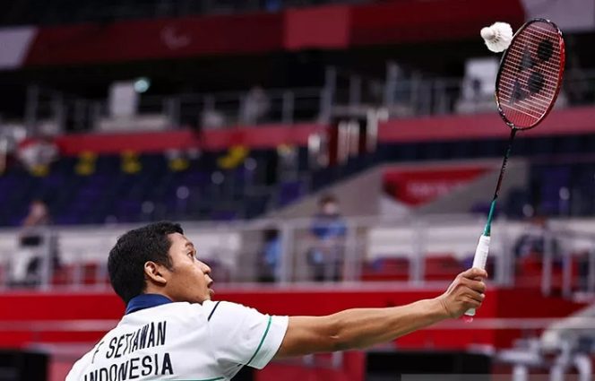 					Fredy Setiawan dari Indonesia beraksi melawan Siripong Teamarrom dari Thailand pada Paralimpiade Tokyo 2020 - Bulu Tangkis - Tahap Play Grup SL4 Tunggal Putra - Grup B - Stadion Nasional Yoyogi, Tokyo, Jepang (3/9/2021). ANTARA/REUTERS/Thomas Peter/pri. (REUTERS/THOMAS PETER)