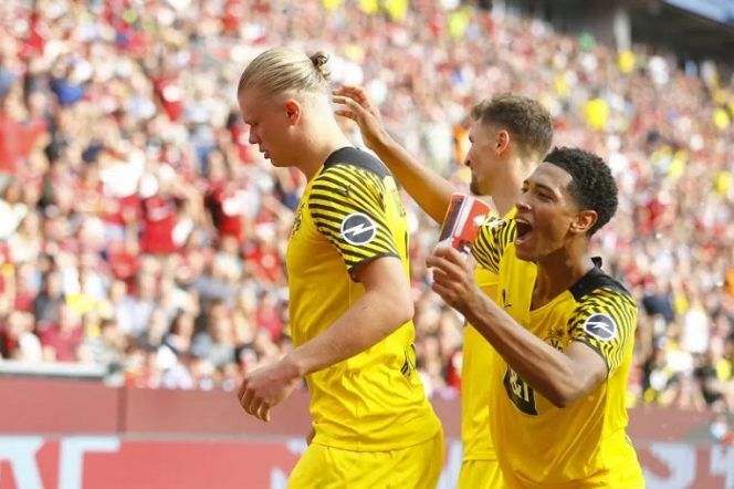 					Duo Borussia Dortmund Erling Haaland dan Jude Bellingham saat merayakan gol ketika menghadapi Bayer Leverkusen dalam pertandingan Bundesliga di BayArena, Leverkusen, Jerman, 11 September 2021. ANTARA/REUTERS/THILO SCHMUELGEN.