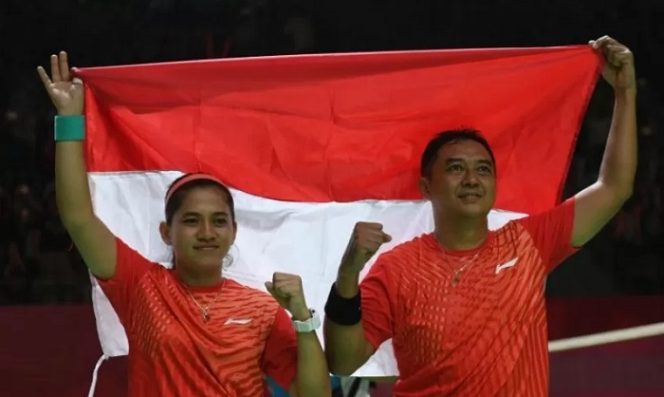 					Pasangan pebulu tangkis Indonesia Leani Ratri Oktila (kiri) dan Hary Susanto (kanan) meluapkan kegembiraan usai menang atas pasangan Thailand Siripong Teamarrom/Nipada Saensupa dalam partai final bulu tangkis nomor ganda campuran SL3-SU5 Asian Para Games 2018 di Istora Senayan, Jakarta, Sabtu (13/10/2018). Hary/Leani berhasil meraih emas setelah menang 21-7 dan 21-10. (ANTARA FOTO/Akbar Nugroho Gumay/aww.)