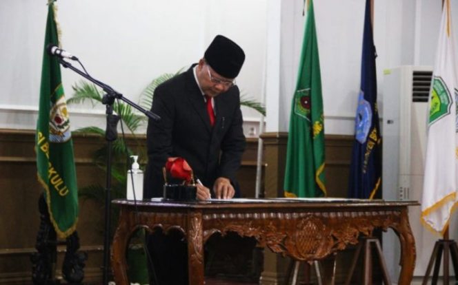					Di Balai Raya Semarak Bengkulu Gubernur Rohidin Mersyah Lantik Pejabat Eselon III dan IV