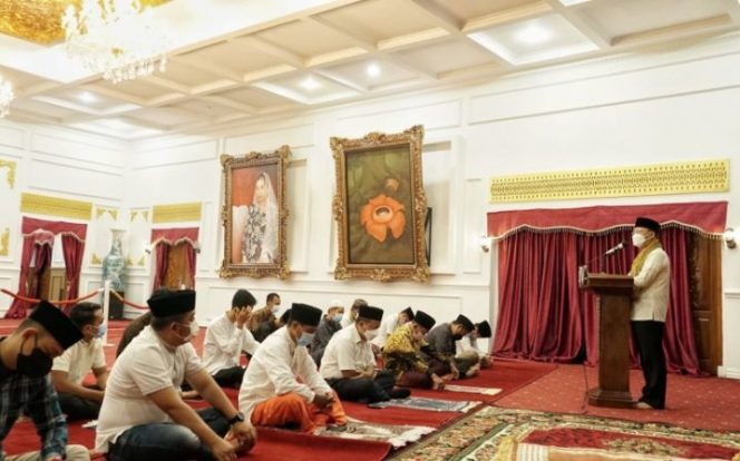 					Bersama Staf Dinas, Gubernur Rohidin Mersyah Laksanakan Sholat Idul Adha