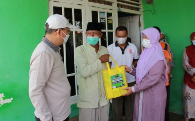 					Bentuk Kepedulian Gubernur Rohidin Bersama Kagama, Menyerahkan Sembako Kepada Warga Yang Menjalani Isoman