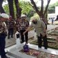 Plt Ketua FKPPI Sulsel Suwandi mahendra seragam coklat taburkan bunga ke makam pahlawan. (Foto: Istimewa).