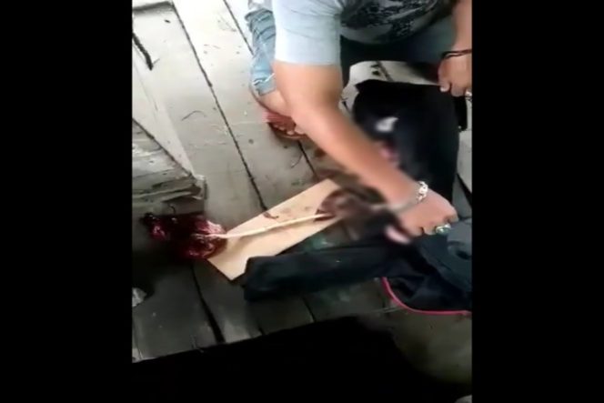 					Warga Jalan Baji Minasa tutup bayi yang ditemukan menggunakan jaket. (Foto: Istimewa). 