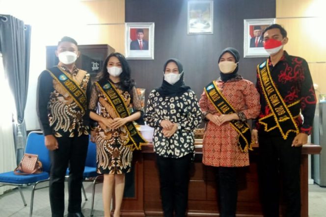 					Wakil Ketua 1 DPRD Kabupaten Gowa Andi Tenri Indah (Tengah) Foto bersama Duta Wisata Taurungka Taulolo. (Foto: Istimewa). 