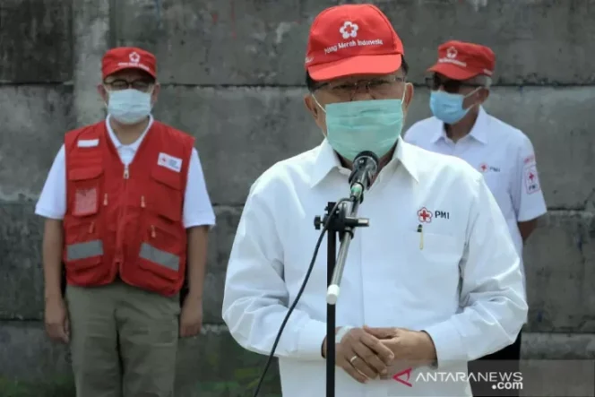 					Arsip foto - Ketua Umum Palang Merah Indonesia (PMI) Jusuf Kalla (JK) didampingi Sekjen PMI Sudirman Said saat melepas armada pengiriman bantuan di Gudang Darurat Penanganan COVID-19 PMI, Jakarta, Kamis (10/6/2021). ANTARA/HO-Staff JK/Ade Danhur/am.