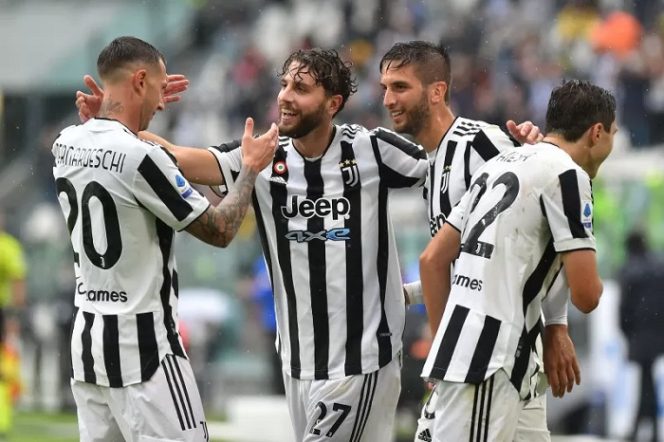 					Pemain Juventus Manuel Locatelli merayakan gol ketiga timnya bersama rekan-rekan satu tim ketika Juve menang susah payah 3-2 melawan Sampdoria di Stadion Allianz, Turin, Italia, 26 September 2021. (REUTERS/MASSIMO PINCA)