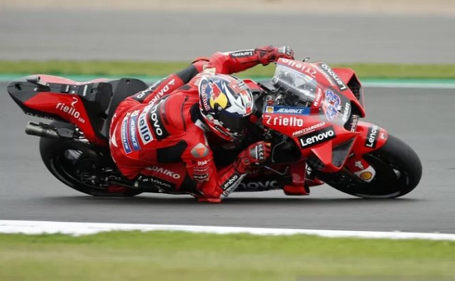 					Pembalap Ducati Jack Miller melaju saat sesi latihan balapan MotoGP British Grand Prix di sirkuit Silverstone Inggris (28/8/2021). ANTARA FOTO/Action Images via Reuters/Andrew Boyers/aww.