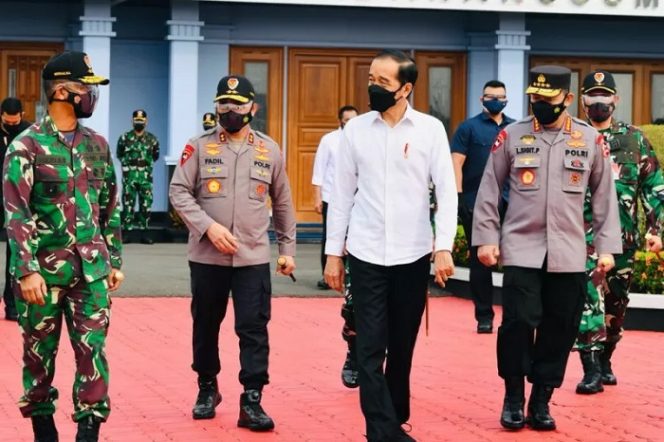 					Presiden RI Joko Widodo bertolak menuju Provinsi Jawa Timur, dalam rangka kunjungan kerja untuk meninjau pelaksanaan kegiatan vaksinasi serta meresmikan bendungan, Selasa (7/9/2021). (ANTARA/HO-Biro Pers Sekretariat Presiden.)