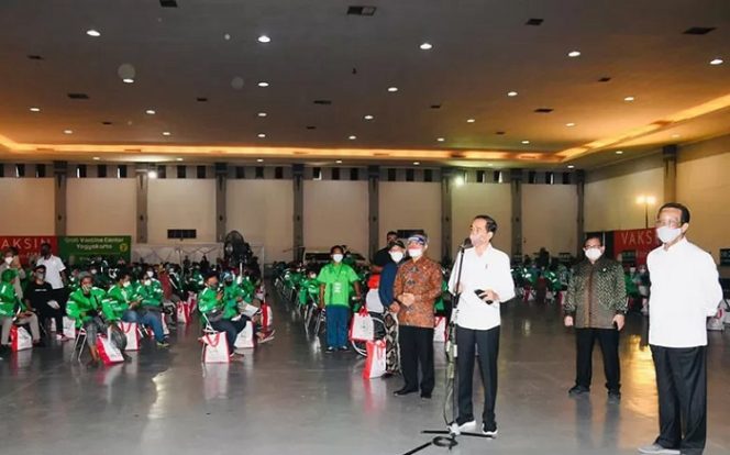 					Presiden RI Joko Widodo didampingi Gubernur DIY Sri Sulan Hamengku Buwono X meninjau pelaksanaan vaksinasi untuk masyarakat, yang diselenggarakan di Jogja Expo Center, Kabupaten Bantul, Daerah Istimewa Yogyakarta, Jumat (10/9/2021). ANTARA/HO-Biro Pers Sekretariat Presiden/aa.