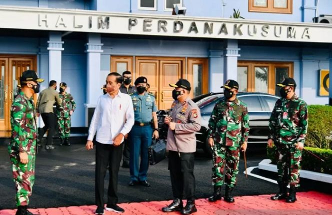 					Presiden RI Joko Widodo (Jokowi) akan melakukan penanaman pohon mangrove bersama masyarakat di Riau, dan Kepulauan Riau, Selasa (28/9). (ANTARA/HO-Biro Pers Sekretariat Presiden/Laily Rachev)