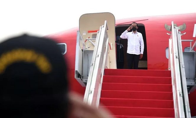 					Presiden Joko Widodo bertolak menuju Provinsi Lampung dengan beberapa agenda, di antaranya, meninjau vaksinasi COVID-19 bagi pelajar dan kelompok masyarakat serta meresmikan Bendungan Way Sekampung, Kabupaten Pringsewu, pada Kamis (2/9/2021). ANTARA/HO-Biro Pers Setpres/Lukas/am.