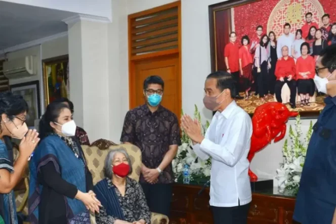 					Presiden Jokowi saat melayat ke rumah duka mendiang anggota DPD RI Sabam Sirait, di Jakarta, Kamis (30/9/2021). ANTARA/HO-Biro Pers Sekretariat Presiden.