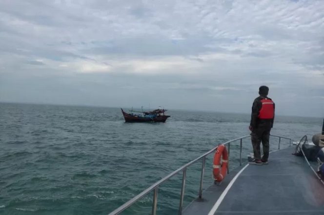 					Petugas pengawas perikanan menangkap kapal ikan trawl. ANTARA/HO-KKP
