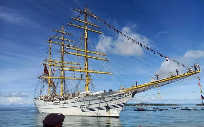 					KRI Bima Suci membawa Taruna Akademi TNI Angkatan Laut (AAL) Tingkat lll Angkatan ke-68 tergabung dalam Satuan Latihan Kartika Jala Krida (Satlat KJK) tiba di Pulau Morotai, Maluku Utara, Selasa (7/9/2021). ANTARA/Abdul Fatah/am.
