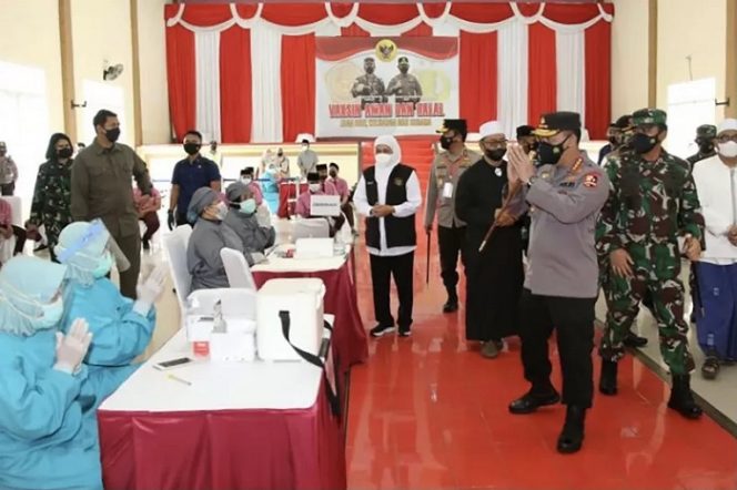					Kapolri Jenderal Listyo Sigit Prabowo (kedua kanan) bersama Panglima TNI Marsekal Hadi Tjahjanto (kanan) pada saat mengecek pelaksanaan vaksinasi di Pondok Pesantren (Ponpes) An-Nur 2, di Kecamatan Bululawang, Kabupaten Malang, Jawa Timur, Sabtu (11/9/2021). (ANTARA/HO-Humas Polda Jatim)
