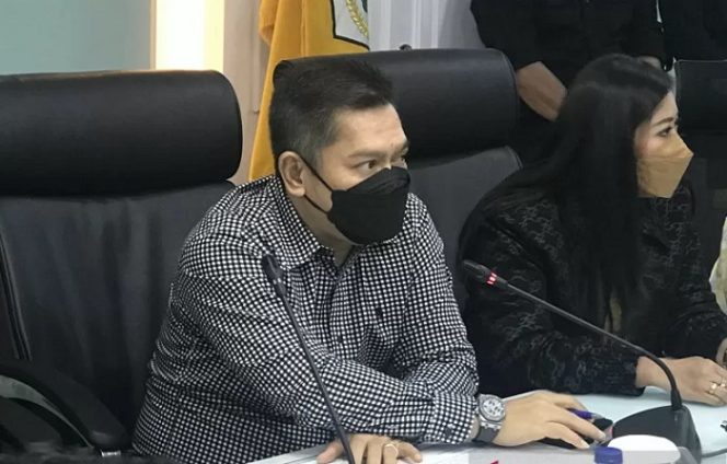 					Ketua Bidang Hukum DPP Partai Golkar Adies Kadir di Gedung Nusantara I, Kompleks Parlemen, Jakarta, Sabtu (25/9/2021), memberi keterangan kepada wartawan terkait penetapan Azis Syamsuddin sebagai tersangka oleh KPK RI. ANTARA/Genta Tenri Mawangi