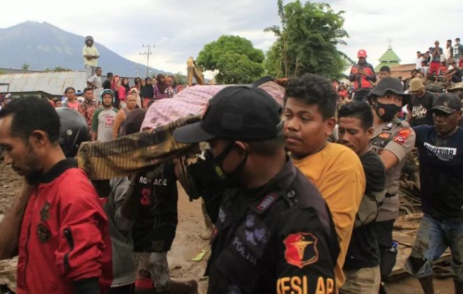 					Arsip foto - Penemuan korban banjir bandang di Adonara, Flores Timur, NTT, Selasa (6/4/2021). ANTARA FOTO/Kornelis Kaha/aa.