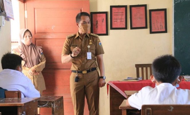 					Bupati Kudus HM Hartopo saat meninjau pembelajaran tatap muka (PTM) di SD 2 Setrokalangan Kaliwungu, Senin (20/9/2021).