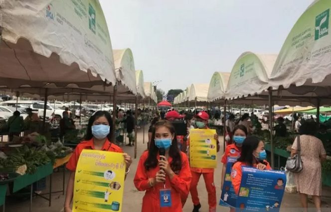 					Arsip - Relawan Palang Merah Laos melakukan sosialisasi tentang COVID-19 dan cara mencegahnya di sebuah pasar di Vientiane, Laos April 2020. (ANTARA/Palang Merah Laos/HO via Reuters)