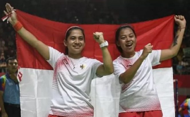 					Arsip foto - Pebulu tangkis putri Indonesia Leani Ratri Oktila (kiri) dan Khalimatus Sadiyah Sukohandoko (kanan) melakukan selebrasi usai mengalahkan pasangan Cina Hefang Cheng dan Hunhui Ma pada final ganda putri klasifikasi SL3-SU5 Asian Para Games 2018 di Istora Senayan, Jakarta, Jumat (12/10/2018). (ANTARA FOTO/Hafidz Mubarak A/pras.)