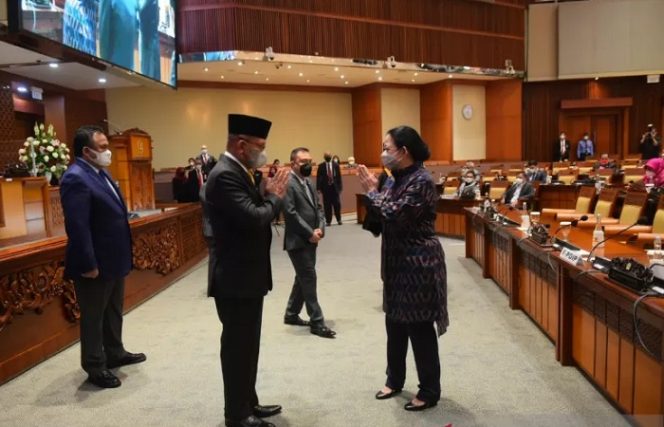 					Ketua DPR RI Puan Maharani (kanan) memberikan ucapan selamat kepada Lodewijk Paulus usai dilantik sebagai Wakil Ketua DPR RI, di Kompleks Parlemen, Jakarta, Kamis. (ANTARA/HO-DPR RI)