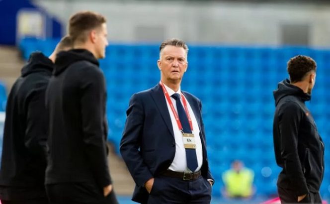 					Pelatih tim nasional Belanda Louis van Gaal saat meninjau lapangan Stadion Ullevaal, Oslo, pada Rabu (1/9/2021), beberapa jam sebelum menghadapi tuan rumah Norwegia dalam lanjutan Grup G kualifikasi Piala Dunia 2022 zona Eropa. (ANTARA/AFP/NTB/Fredrik Varfjell)