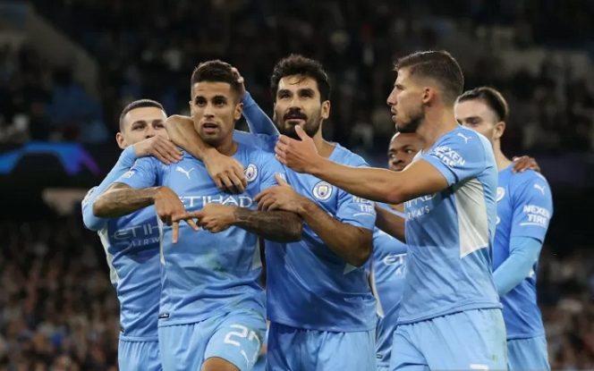					Bek sayap Manchester City Joao Concelo (kedua kiri) diselamati rekan-rekannya seusai mencetak gol kelima timnya ke gawang RB Leipzig dalam pertandingan Grup A Liga Champions di Stadion Etihad, Manchester, Inggris, Rabu (15/9/2021) waktu setempat. ANTARA/REUTERS/LEE SMITH