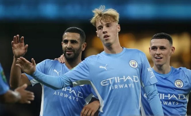 					Penyerang sayap Manchester City Riyad Mahrez (kiri) melakukan selebrasi bersama rekan-rekannya seusai mencetak gol keduanya ke gawang Wycombe Wanderers dalam laga putaran ketiga Piala Liga Inggris di Stadion Etihad, Manchester, Inggris, Selasa (21/9/2021) waktu setempat. (ANTARA/REUTERS/ACTION IMAGES/Carl Recine)
