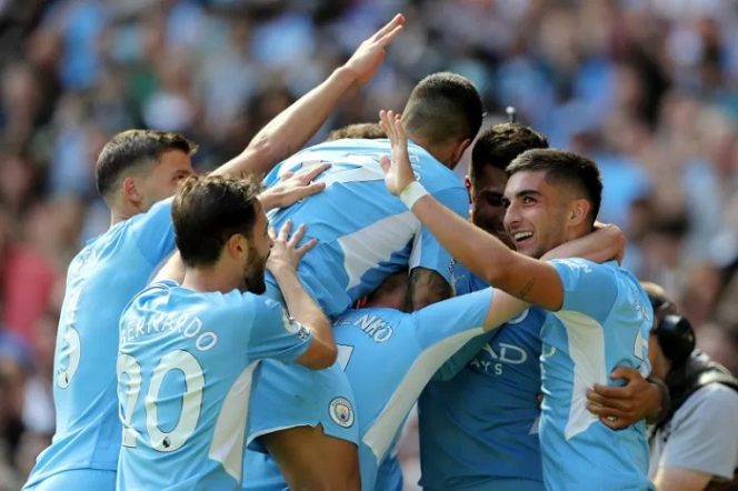 					Rodi dan para pemain Manchester City lainnya saat pertandingan melawan Arsenal di Etihad Stadium, Manchester, Inggris, 28 Agustus 2021. (REUTERS/RUSSELL CHEYNE)