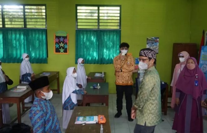 					Menteri Pendidikan Kebudayaan Riset dan Teknologi (Mendikbudristek) RI Nadiem Makarim meninjau simulasi pembelajaran tatap muka di SD Muhammadiyah Jogokariyan, Yogyakarta, Selasa (14/9). (ANTARA FOTO/Luqman Hakim)