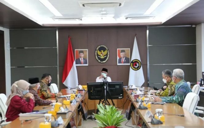 					Menteri Koordinator Bidang Pembangunan Manusia dan Kebudayaan (Menko PMK) Muhadjir Effendy (tengah) saat memimpin rapat koordinasi penetapan hari libur nasional 2022, Rabu (22/9/2021). ANTARA/HO-Kemenko PMK.