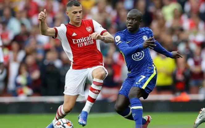					Gelandang Chelsea N'Golo Kante (kanan) berebut bola dengan gelandang Arsenal Granit Xhaka dalam laga lanjutan Liga Inggris di Stadion Emirates, London, Inggris, Minggu (22/8/2021). ANTARA/REUTERS/David Klein.